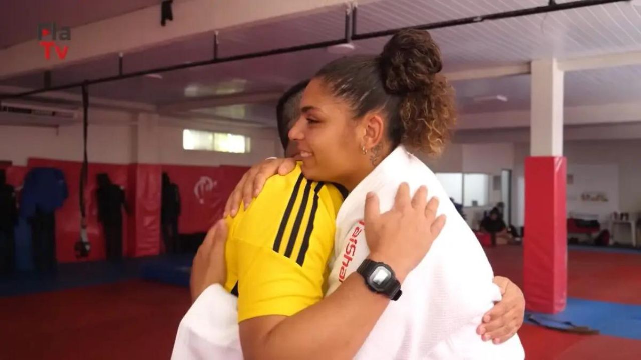 JUDOCA E MEDALHISTA DO FLAMENGO SE EMOCIONA AO LADO DO TREINADOR AO FALAR SOBRE MOMENTO DIFÍCIL QUE PASSOU